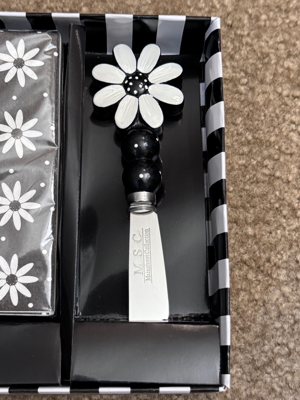 Floral Black & White Cheese Spreader Gift Set - Picture 2 of 3